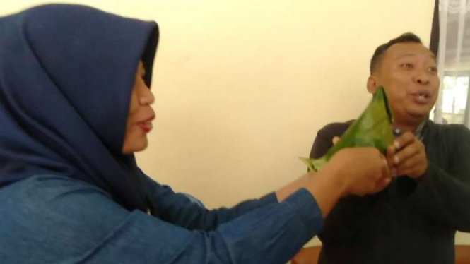 Mantan terpidana pelanggaran UU ITE, Baiq Nuril, kuliner khas Lombok Tengah kepada pengacara dan relawan di kampus Fakultas Hukum Universitas Mataram, Kota Mataram, Senin, 5 Agustus 2019.
