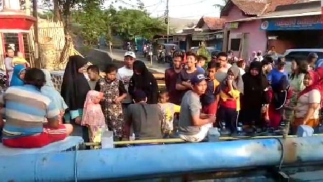 Warga di Cipondoh, Tangerang menjebol pipa PDAM Tirta Benteng, Tangerang.