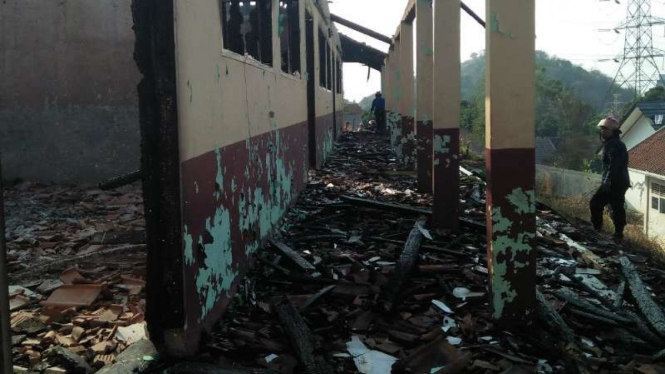 Tiga ruang belajar Sekolah SMPN 10 Cilegon terbakar