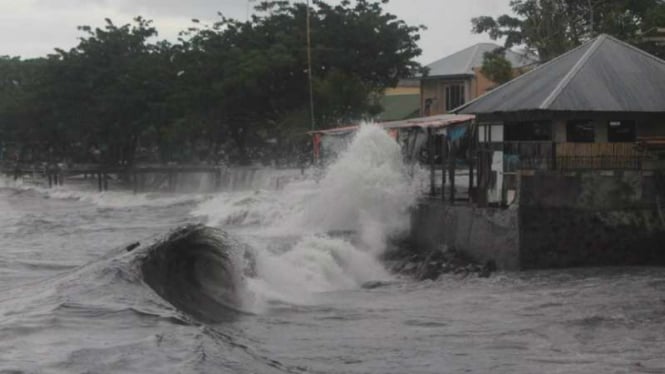 Gelombang tinggi laut terjang pesisir pantai ternate