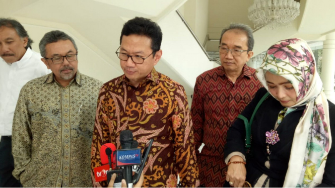 Ketua Persatuan Insinyur Indonesia, Heru Dewanto (tengah)