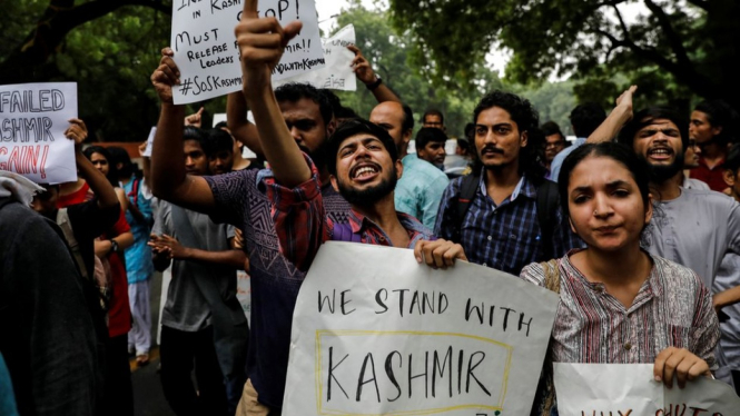 Sekelompok warga India memprotes pencabutan status istimewa wilayah Kashmir yang dikuasai India, dalam aksi di New Delhi, Senin (05/08). - Reuters