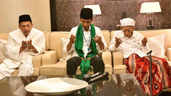 Presiden Joko Widodo berdoa bersama Maimoen Zubair alias Mbah Moen (kanan) dan Maulana Al-Habib Muhammad Luthfi Bin Yahya atau Habib Luthfi.