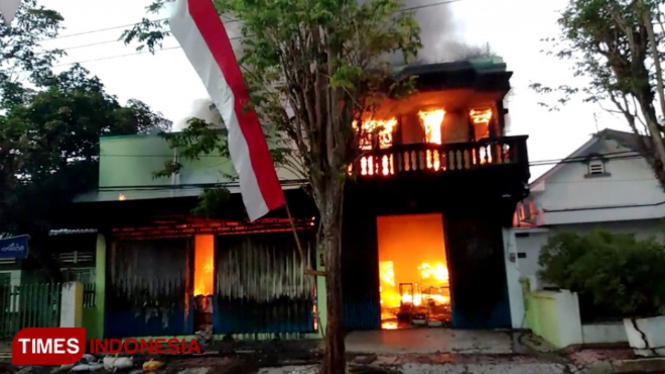 Tampak api melalap bangunan Ruko ATK King hingga ke lantai atas (FOTO: Moh Bahri/TIMES Indonesia).