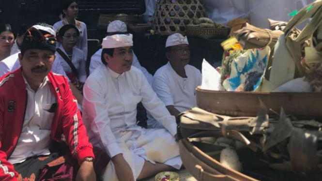 Sejumlah petinggi PDIP Bali menggelar persembahyangan menurut tradisi Hindu, ritual khusus menjelang penyelenggaraan Kongres V partai itu, di Denpasar, Selasa, 6 Agustus 2019.