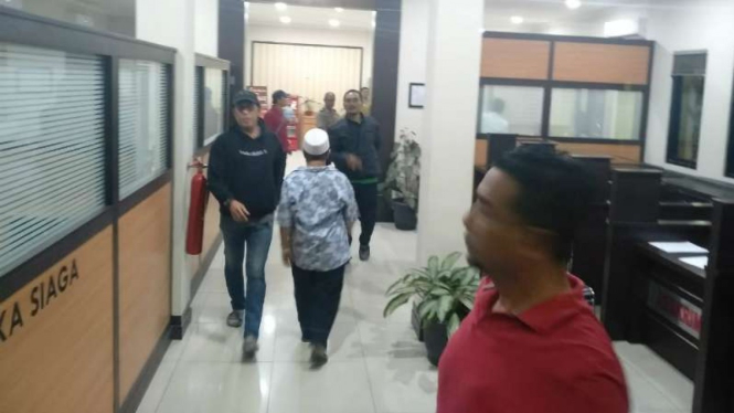 Korban penipuan layanan haji berangkat cepat saat melapor ke Markas Kepolisian Daerah Jawa Timur di Surabaya, Senin malam, 5 Agustus 2019.