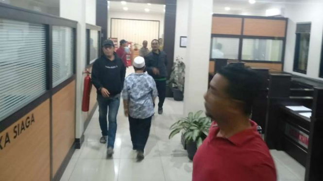 Korban penipuan haji saat melapor ke Markas Kepolisian Daerah Jawa Timur di Surabaya, Senin malam, 5 Agustus 2019.