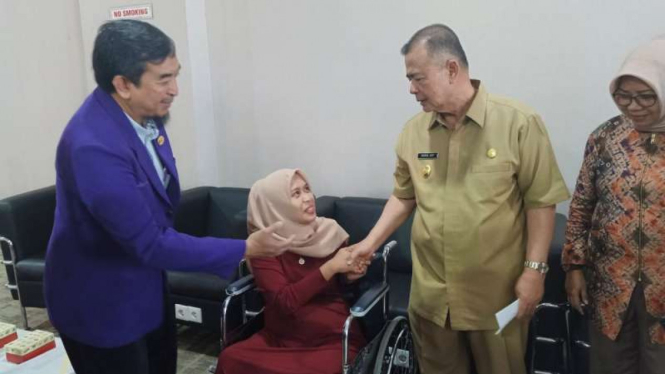 Romi Syopa Ismael (duduk di kursi roda) bertemu Wakil Gubernur Sumatera Barat Nasrul Abit di Padang, Selasa, 6 Agustus 2019.