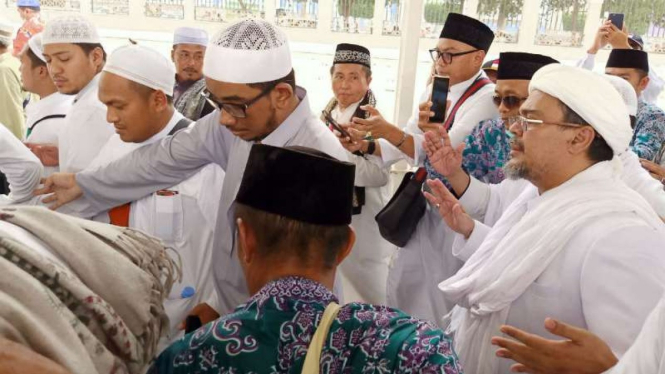 Imam Besar Front Pembela Islam (FPI) menghadiri pemakaman KH Maimoen Zubair.