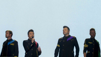Fans Mengeluh, Konser Westlife di Borobudur tapi Candi Tertutup Layar