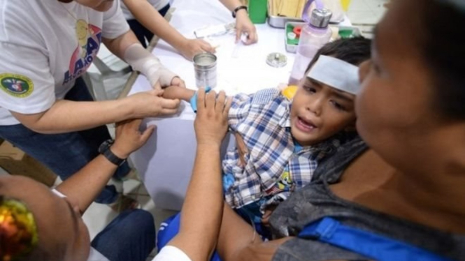 Sebagian besar demam dengue parah terjadi pada anak-anak, seperti anak laki-laki di Cabatuan ini. - EPA