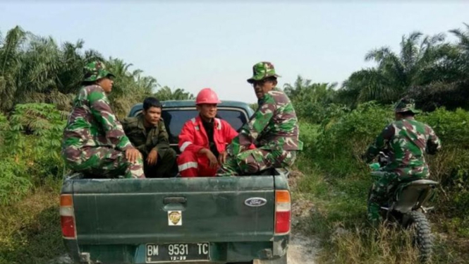Beberapa Prajurit TNI Melakukan Patroli Pencegahan Karhutla di Riau