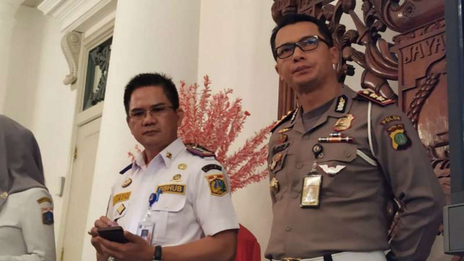 Kepala Dinas Perhubungan DKI Syafrin Liputo (kiri).