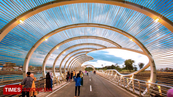 Jembatan Lintas (Causeway) Berbentuk Spiral di Pantai Marina Boom, Banyuwangi (Foto : Roghib Mabrur/TIMES Indonesia)