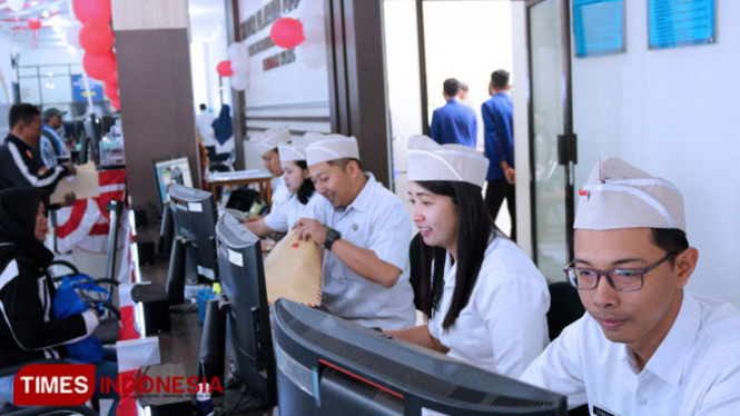 Pegawai Dispendukcapil Kabupaten Malang saat melayani masyarakat dengan mengenakan kostum pahlawan. (FOTO: Binar Gumilang / TIMES Indonesia)