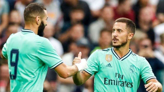 Eden Hazard (kanan) merayakan gol debut untuk Real Madrid bersama Karim Benzema