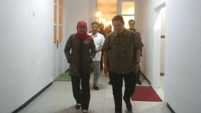 Gubernur Jawa Timur Khofifah Indar Parawansa bersama Erick Thohir di Gedung Negara Grahadi Surabaya, Jawa Timur, pada Rabu malam, 7 Agustus 2019.