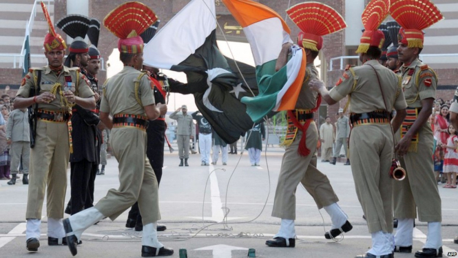 Pasukan India dan Pakistan saat upacara di daerah perbatasan.-AFP