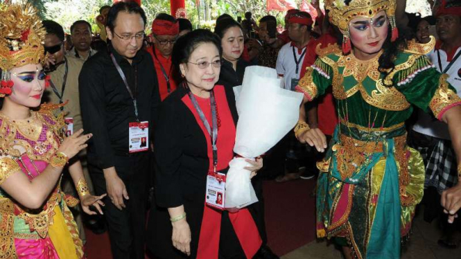 Ketua Umum PDI Perjuangan Megawati Soekarnoputri (tengah)