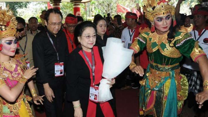 Megawati Soekarnoputri dengan Puan Maharani dan Prananda Prabowo di Kongres PDIP