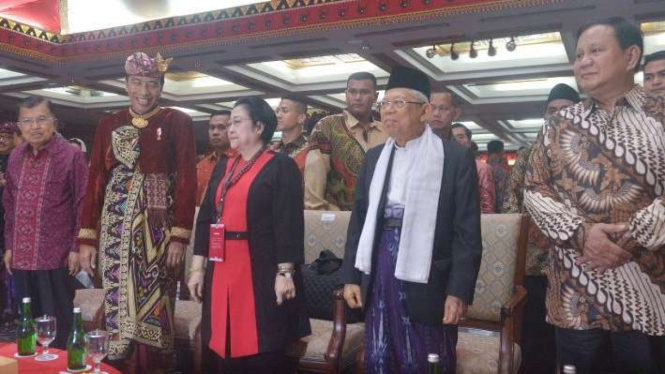 Presiden Joko Widodo bersama Ketua Umum PDIP Megawati Soekarnoputri, Wapres Jusuf Kalla, Cawapres Terpilih Maruf Amin, dan Ketua Partai Gerindra Prabowo Subianto dalam Kongres V PDIP di Bali.