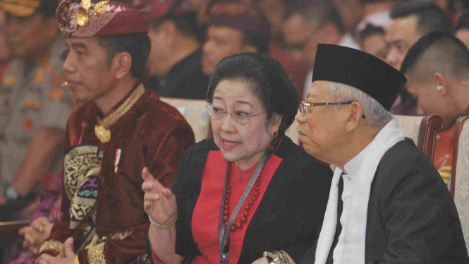 Presiden Jokowi (kiri) bersama Megawati (tengah) saat kongres PDIP di Bali