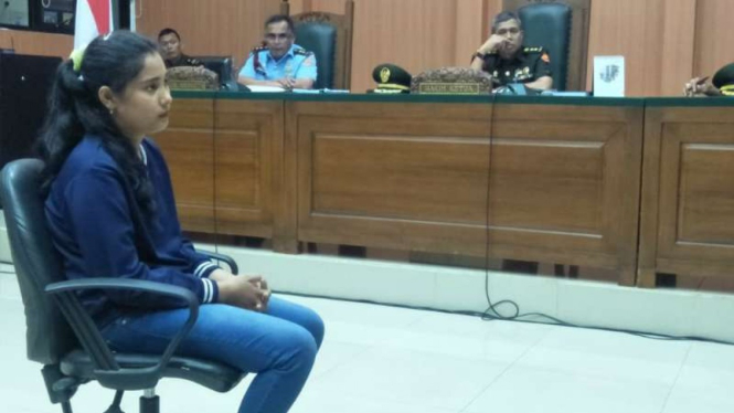 Petugas penjaga sebuah penginapan tempat pembunuhan seorang wanita oleh kekasihnya yang prajurit TNI saat dihadirkan sebagai saksi dalam sidang di Pengadilan Militer I-04 Palembang, Kamis, 8 Agustus 2019.