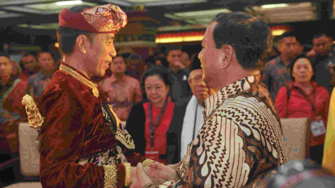 Jokowi saat bertemu Prabowo di Kongres PDIP di Bali beberapa waktu lalu.