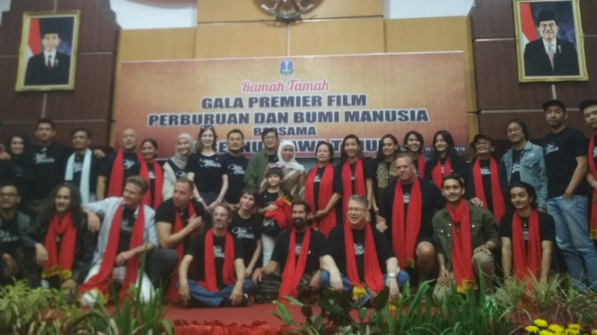 Kru dan pemain Bumi Manusia dan Perburuan bersama Gubernur Jawa Timur, Khofifah.