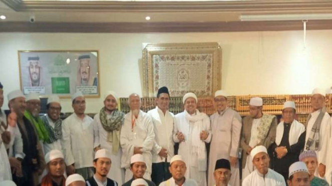 Keluarga almarhum KH Maimoen Zubair menemui Habib Rizieq di Mekah