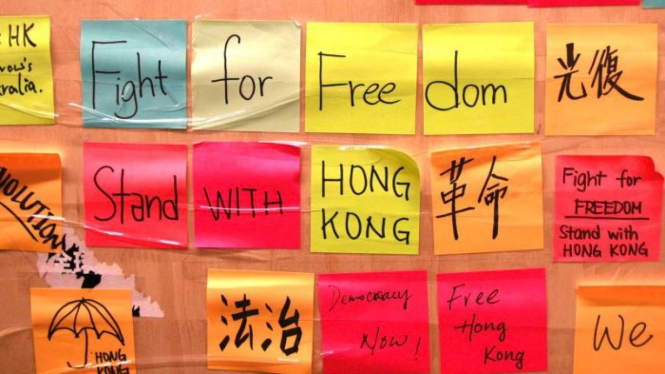 Poster mendukung pro-demokrasi di Hong Kong yang dipasang di kampus University of Tasmania.