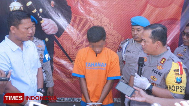 Kapolres Bangkalan, AKBP Boby Pa"ludin Tambunan menginterogasi Abdul Aziz tersangka kasus pembunuhan Seinul Arif dan Farida. (FOTO: Doni Heriyanto/TIMES Indonesia)