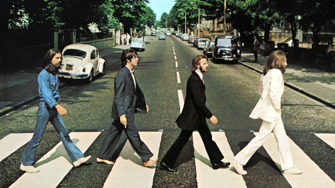 Foto personel The Beatles melintasi jalan Abbey Road di London 8 Agustus 1969.-Reuters