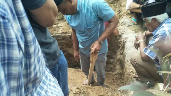 Prosesi pembongkaran makam yang berlangsung pada Rabu, 7 Agustus 2019