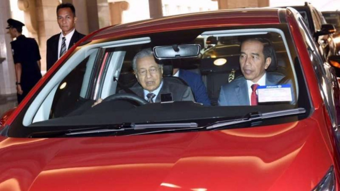 Melihat Mobil yang Ditumpangi Mahathir dan Jokowi.