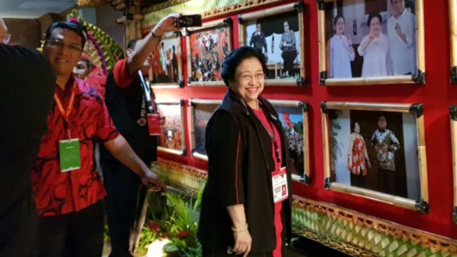 Ketua Umum PDIP Megawati Soekarnoputri di depan fotonya bersama Prabowo.