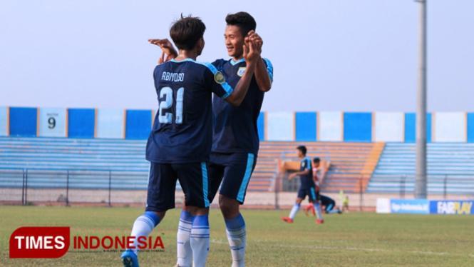 Riski Putra Utomo (kanan) merayakan golnya ke Gawang Madura United U-20, Jum"at (9/8/2019). (FOTO: MFA Rohmatillah/TIMES Indonesia)