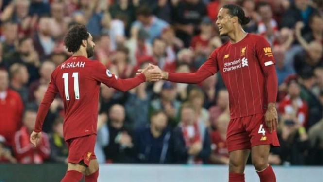 Pemain belakang Liverpool, Virgil van Dijk (kanan), merayakan gol