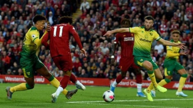 Winger Liverpool, Mohamed Salah (11), mencetak gol ke gawang Norwich City