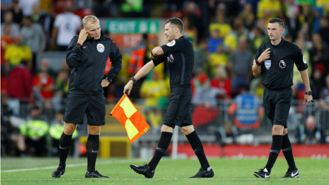 Debut VAR di Premier League kacau