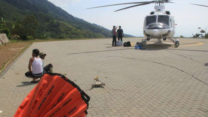 Helikopter BNPB terbang untuk melakukan water bombing di Gunung CIremai.