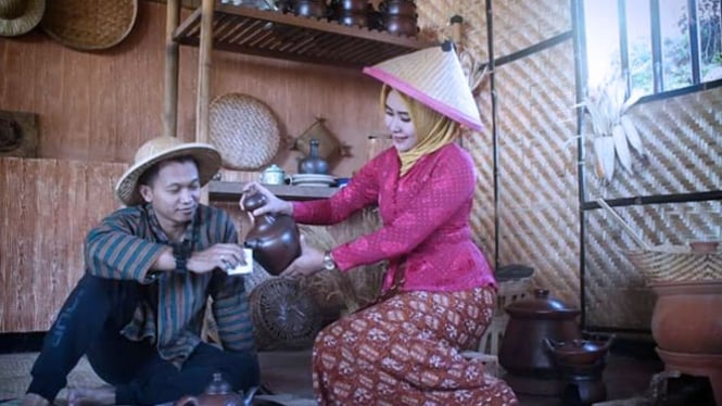 Pengunjung berselfie ria di spot jadul Oemah Djowo Resto & Resort Sarangan Magetan. (FOTO: Istimewa)