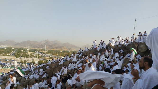 Jeamaah haji wukuf di jabal Rahmah di kawasan Arafah