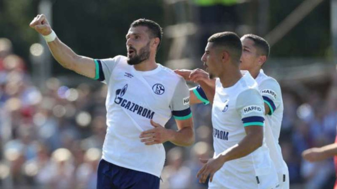 Pemain Schalke 04 rayakan gol