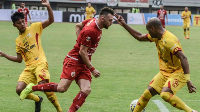 Striker Persija Jakarta, Marko Simic (tengah) saat menghadapi Bhayangkara FC.