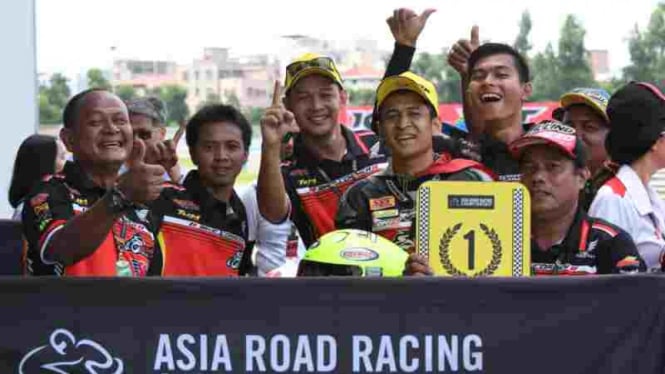 Pembalap Bike Corner SYS KYT Racing Team, Rafid Topan Sucipto (tengah).