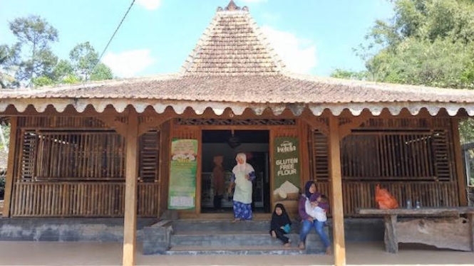 Rumah Ketela mudah ditemukan karena hanya berjarak 200 meter dari Candi Borobudur