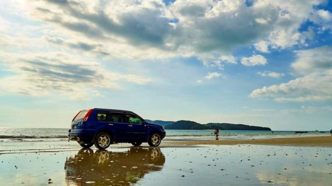 Ilustrasi mobil di pantai