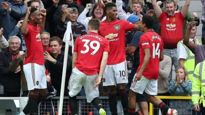 Para pemain Manchester United merayakan gol Anthony Martial (kiri)