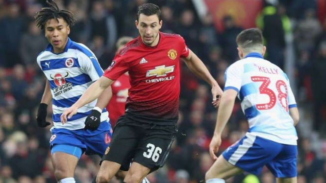 Pemain belakang Manchester United, Matteo Darmian (tengah)